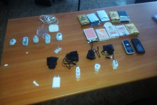 В колонию в Устюжне пытались незаконно пронести телефоны и десять колод карт