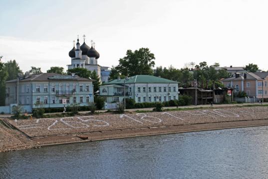 В Вологде на набережной появилась надпись со стоимостью бетонирования берега — «265 181 410 р»