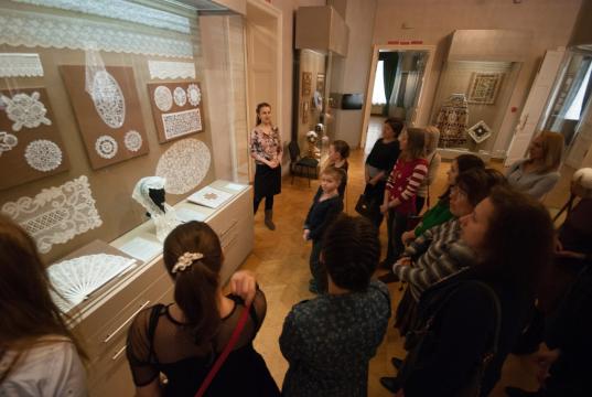 17 марта в Вологодском музее-заповеднике научат плести косы и расскажут о кружевной моде