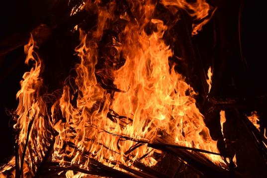 42-летняя женщина погибла на пожаре в хозпостройке в Устюженском районе