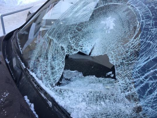 Жительница Белозерска отсудила у управляющей компании 117 тысяч рублей за упавший на ее машину снег