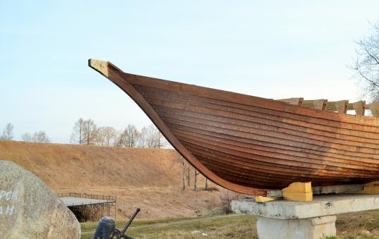 В Белозерске вандалы украли «голову дракона» с деревянной ладьи - символа города
