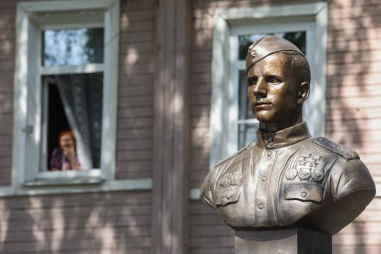 В благоустроенном Пионерском сквере Вологды открыли памятник летчику Александру Клубову