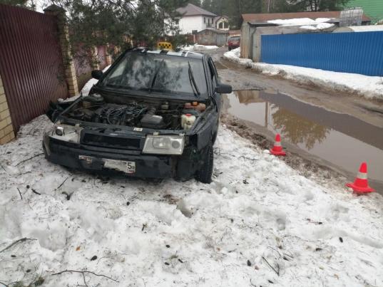 Пьяный школьник из Череповца врезался на своем автомобиле в гараж и застрял в сугробе