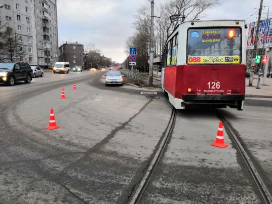 В Череповце трамвай сбил школьника, перебегавшего дорогу на красный свет