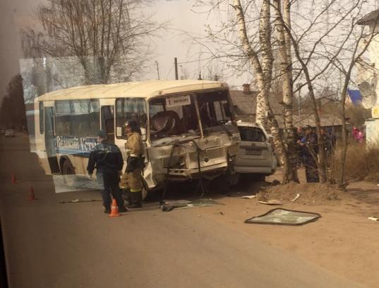 В Великом Устюге внедорожник врезался в автобус с пассажирами