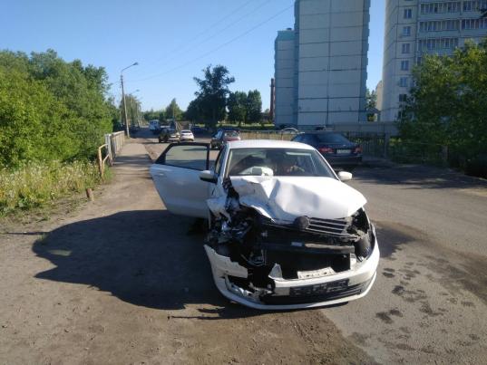 Четыре человека получили травмы в столкновении «Киа» и «Фольксвагена» в Череповце