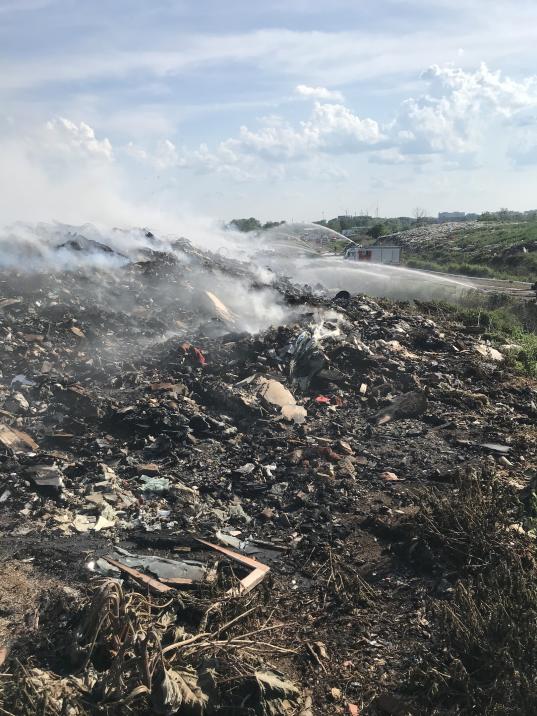 Свалка на улице Мудрова в Вологде тлеет на площади 4 000 квадратных метров