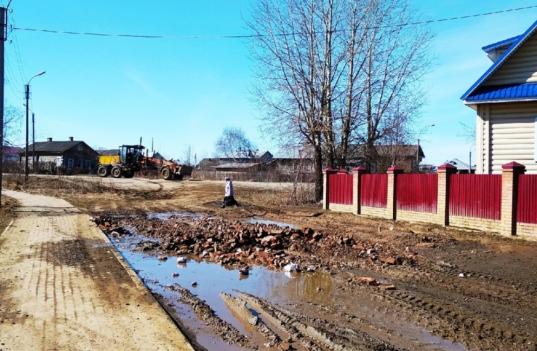 Лужу имени главы Белозерского района Евгения Шашкина засыпают строительным мусором