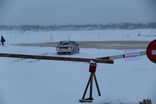 В Великом Устюге водители нарушают запрет выезда на ледовую переправу через Северную Двину