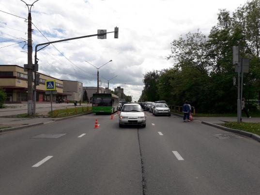 В Череповце водитель ВАЗа проехал на «красный» и сбил женщину-пешехода