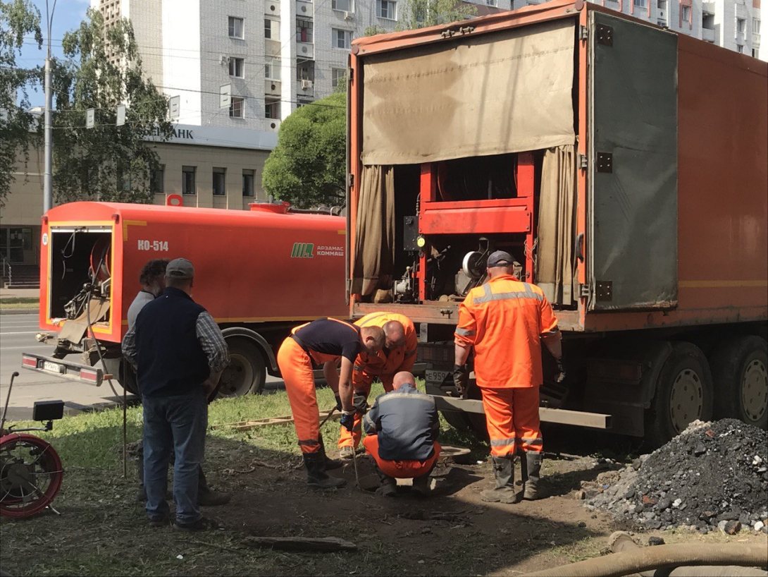 В Вологде коммунальщики ликвидируют засор в канализации на перекрёстке улиц Ленинградской и Петина