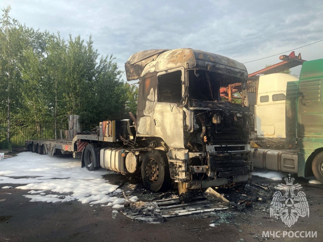 Грузовик-тягач «Скания» сгорел в Вологде 30 июня