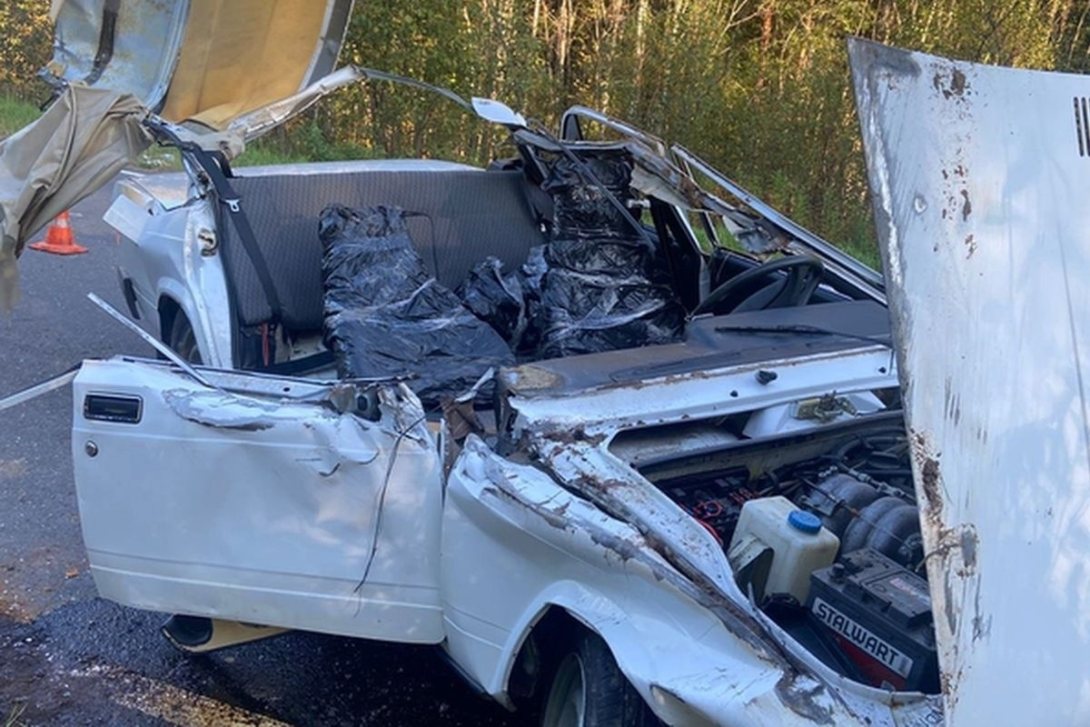 В Вологодской области у легковой машины отрезало крышу в ДТП с трактором