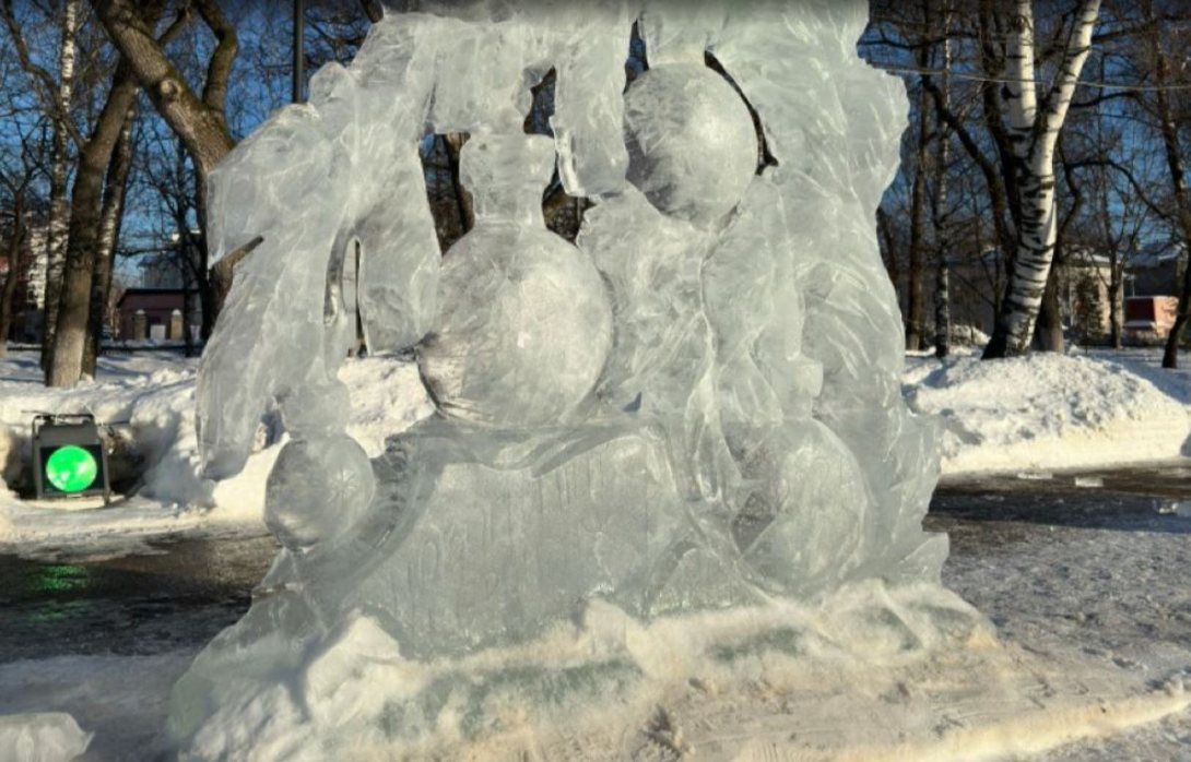 В Вологде «поплыли» ледяные фигуры на площади Революции