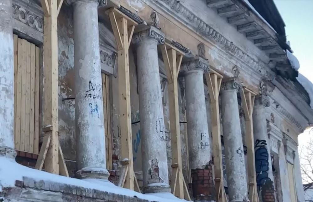 В Вологде ограничили доступ к разрушающемуся зданию Скулябинской богадельни