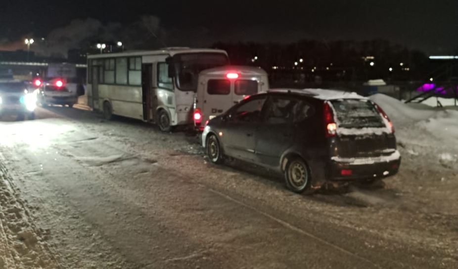 Водитель автобуса устроил тройное ДТП в Череповце