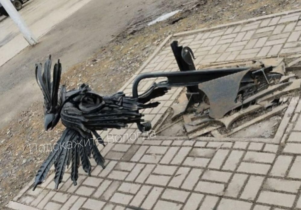 В Вологде вандалы сломали «Птицу-говоруна»