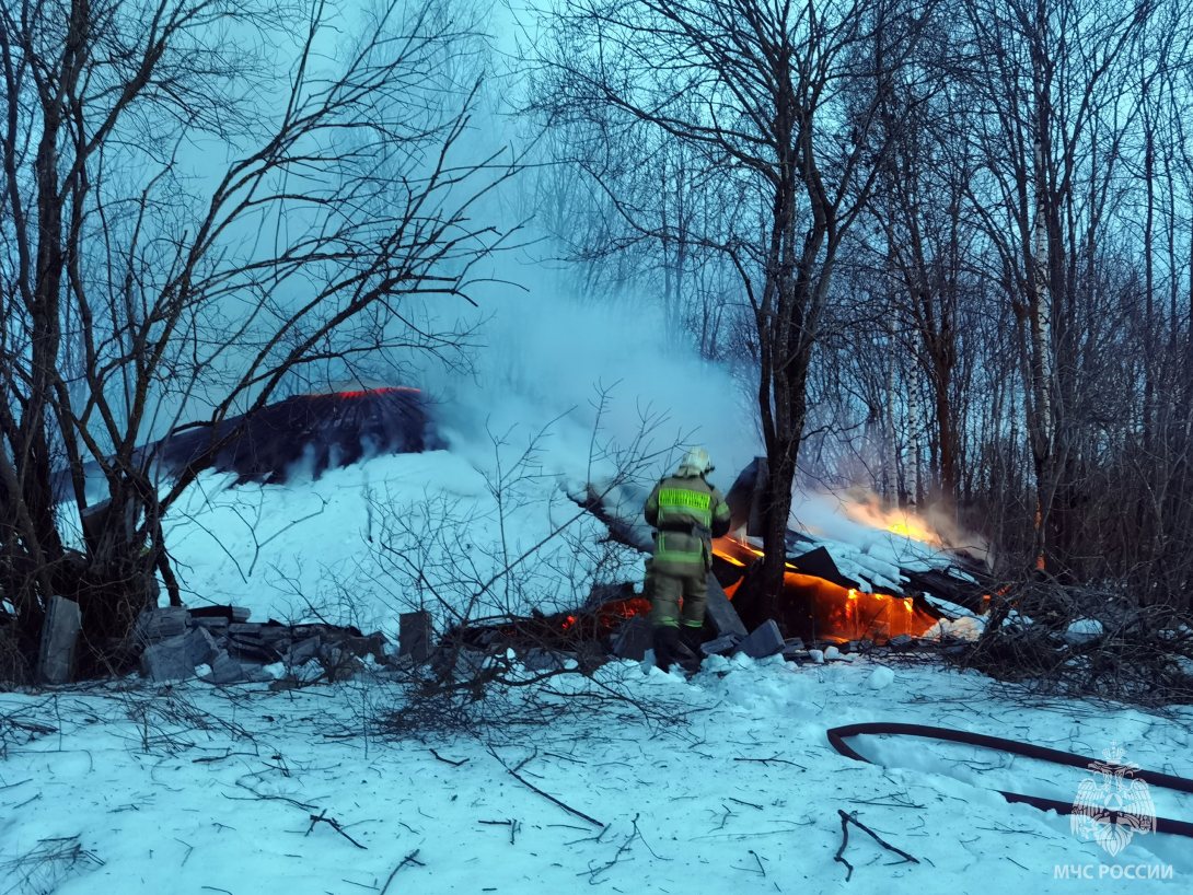 Заброшенная ферма сгорела в Шекснинском районе