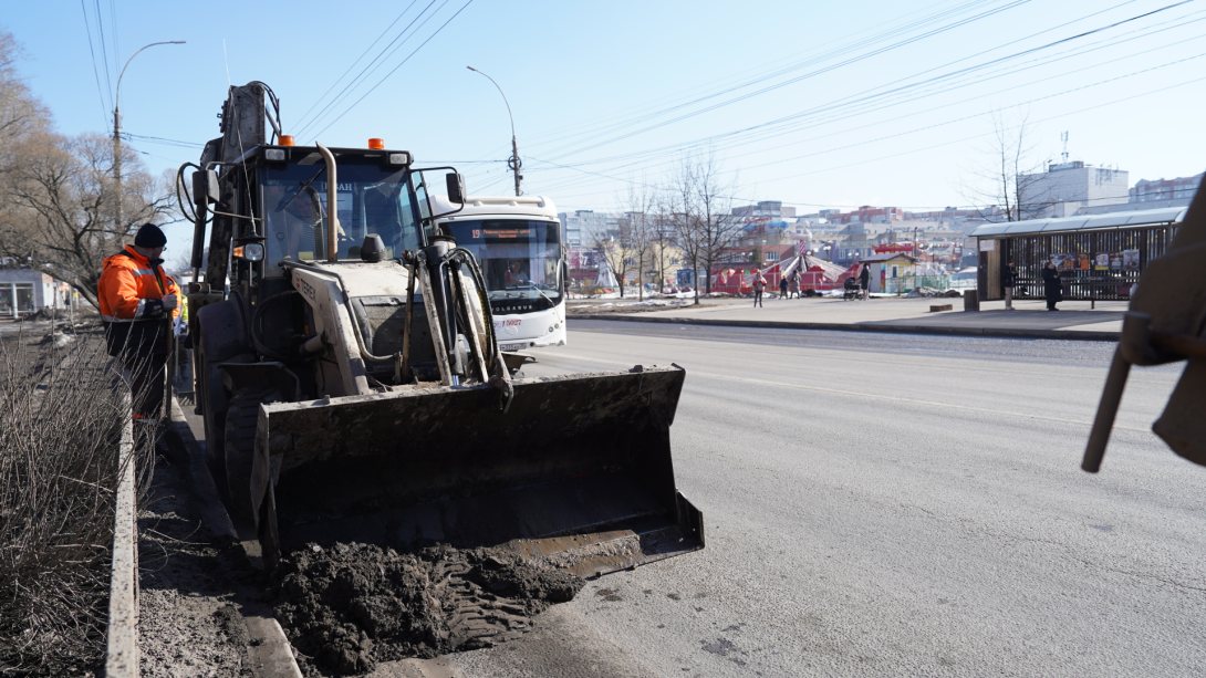 Большую часть грязи у бортового камня в Вологде подрядчики должны убрать к 1 апреля