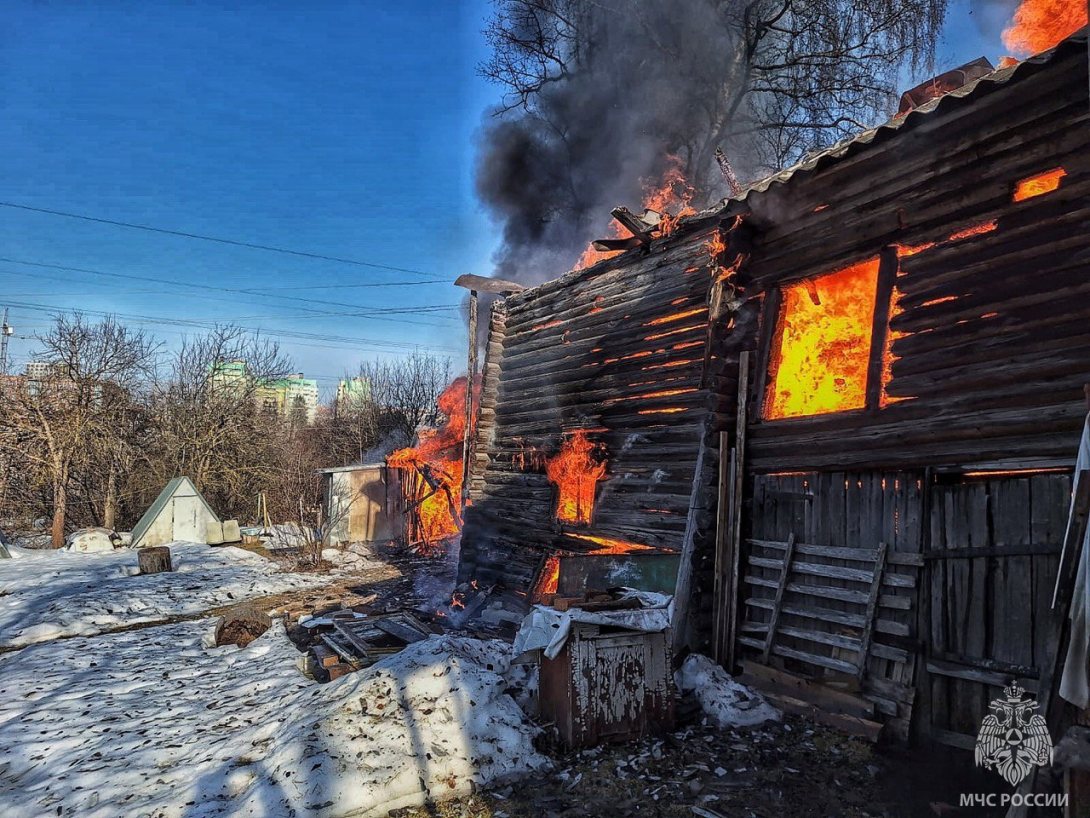 Деревянный жилой дом сегодня утром загорелся в Вологде