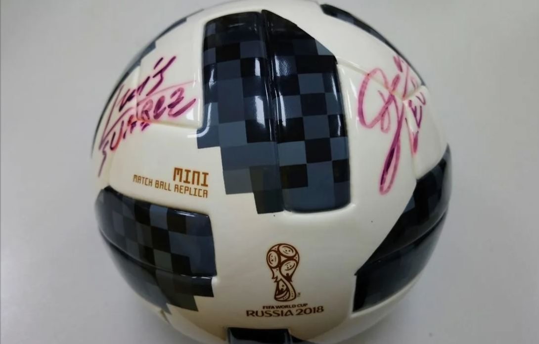 Вологжанин продает мяч с автографами Лионеля Месси и Луиса Суареса