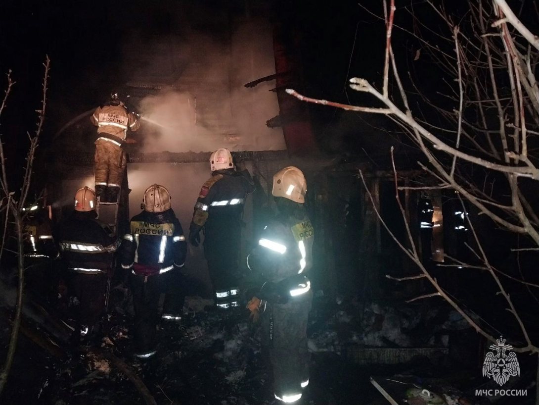 Дом с курятником сгорели в садоводческом товариществе в Вологде