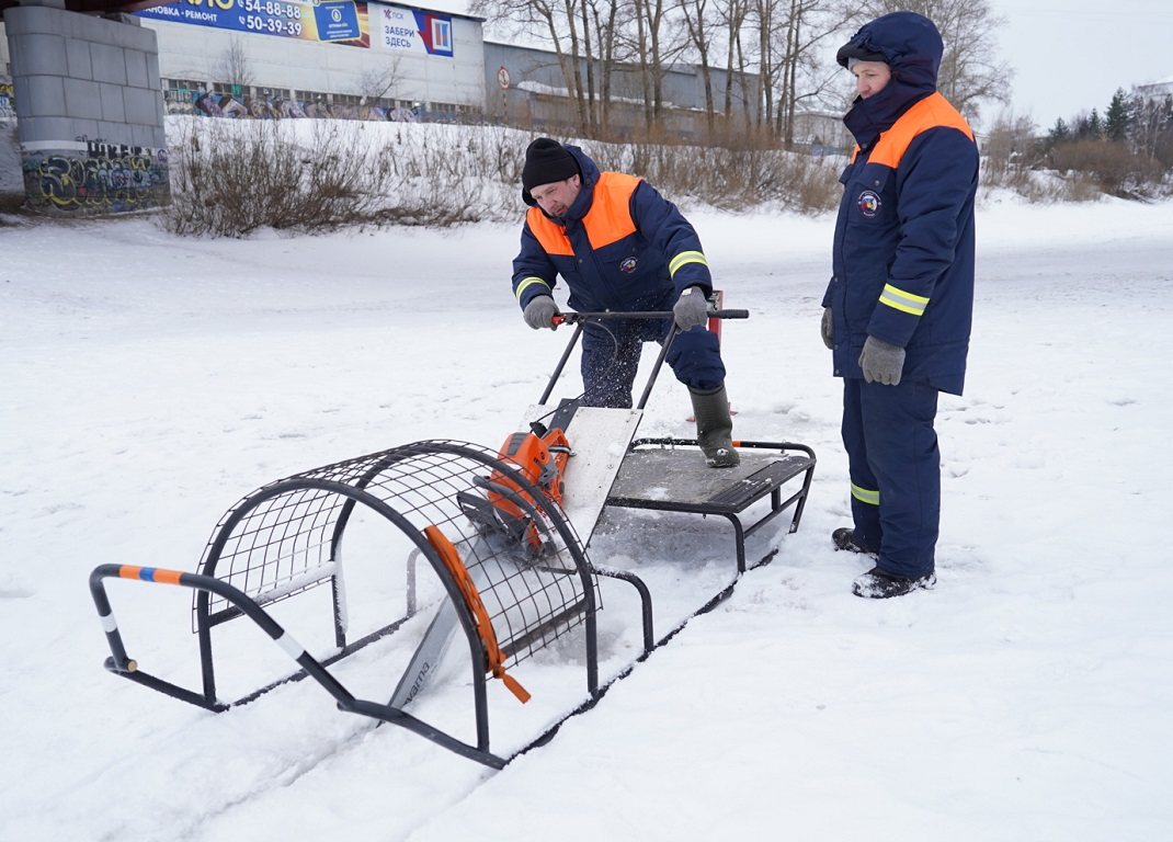 На реке Вологда в областном центре начали чернить и резать лед