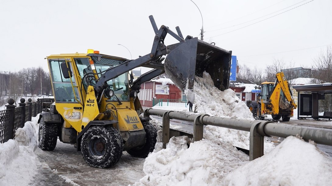 Коммунальщики Вологды борются с наледью и снежной шугой