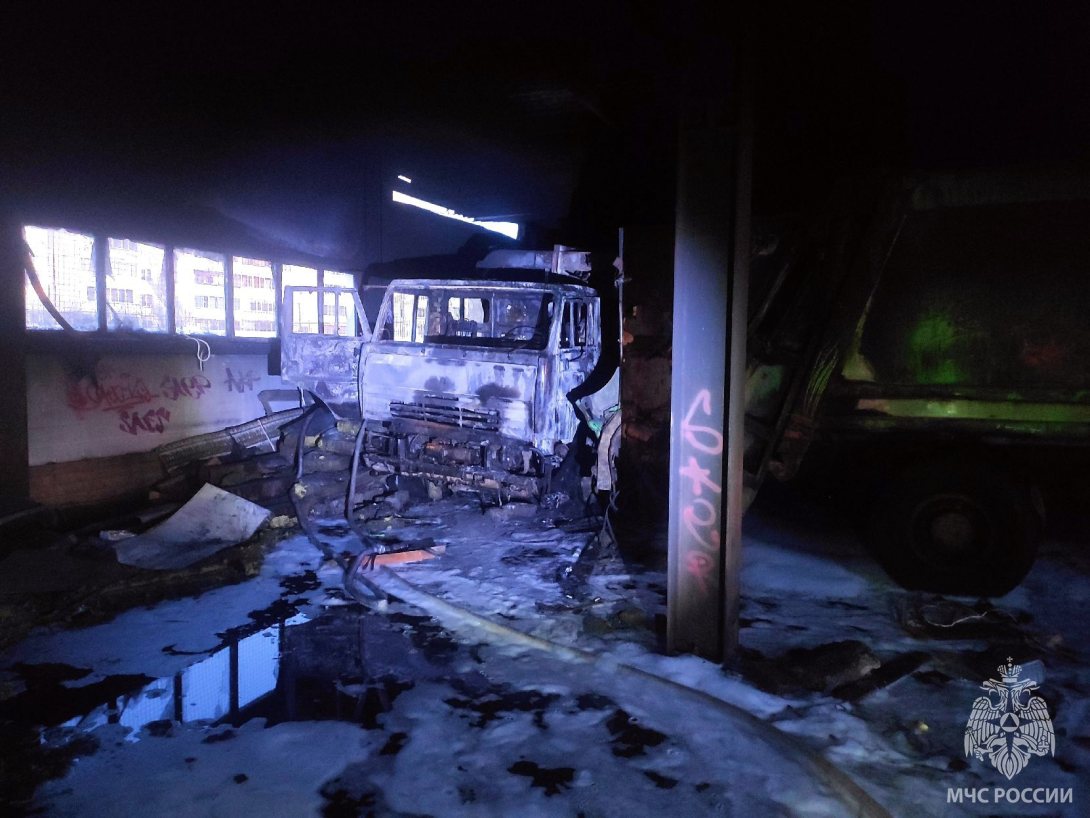 В Череповце подожгли гараж с тремя "Камазами"