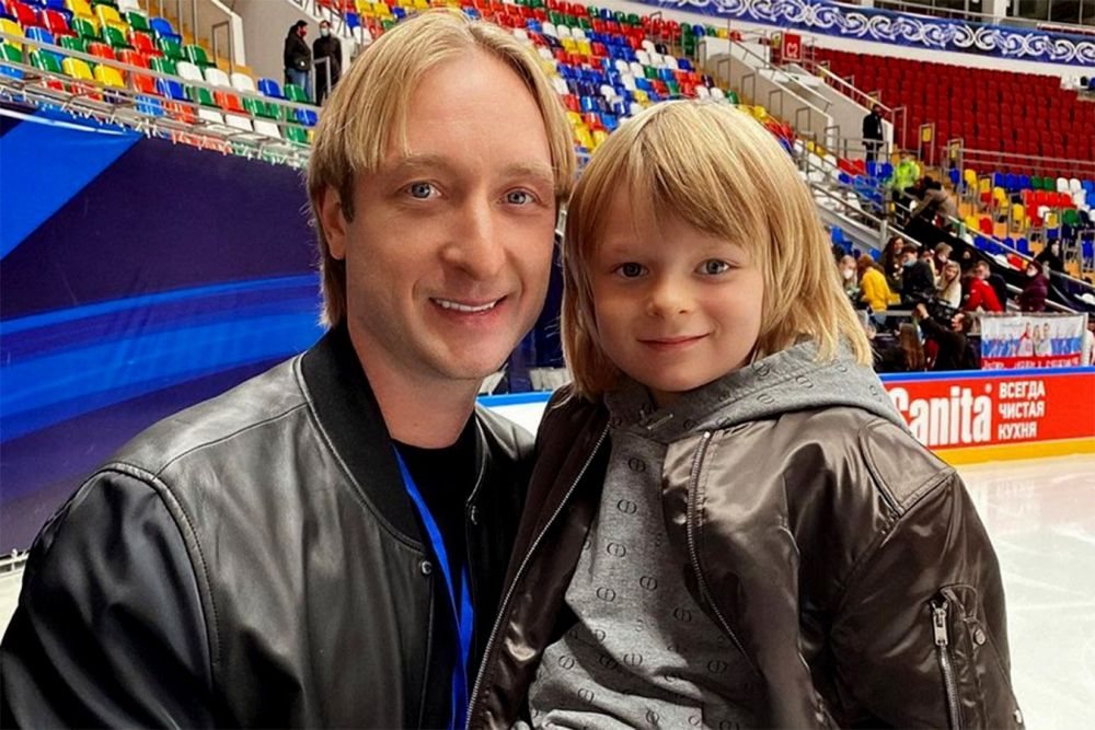 Евгений Плющенко вместе с сыном Гном Гномычем приехали в Вологду