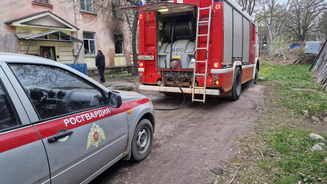Двух человек спасли сотрудники Росгвардии из пожара в Вологде