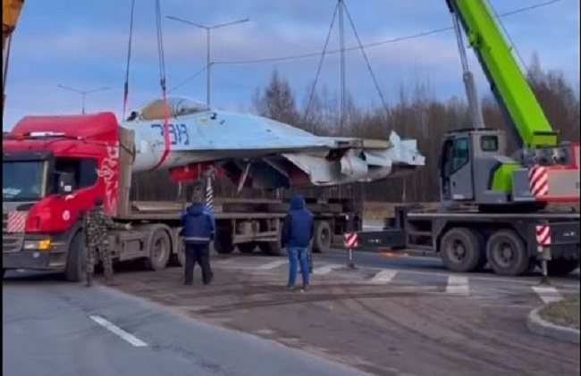 В Череповце начали установку памятника-самолета