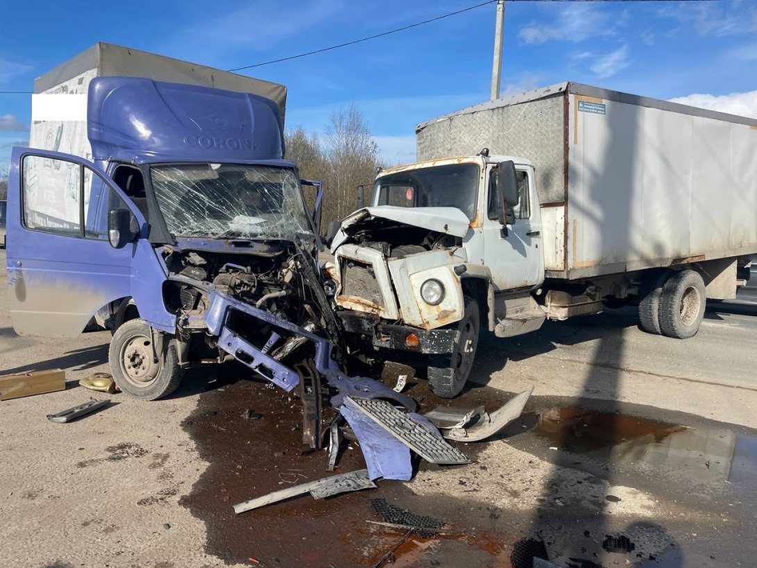 Два грузовика столкнулись в Вологде
