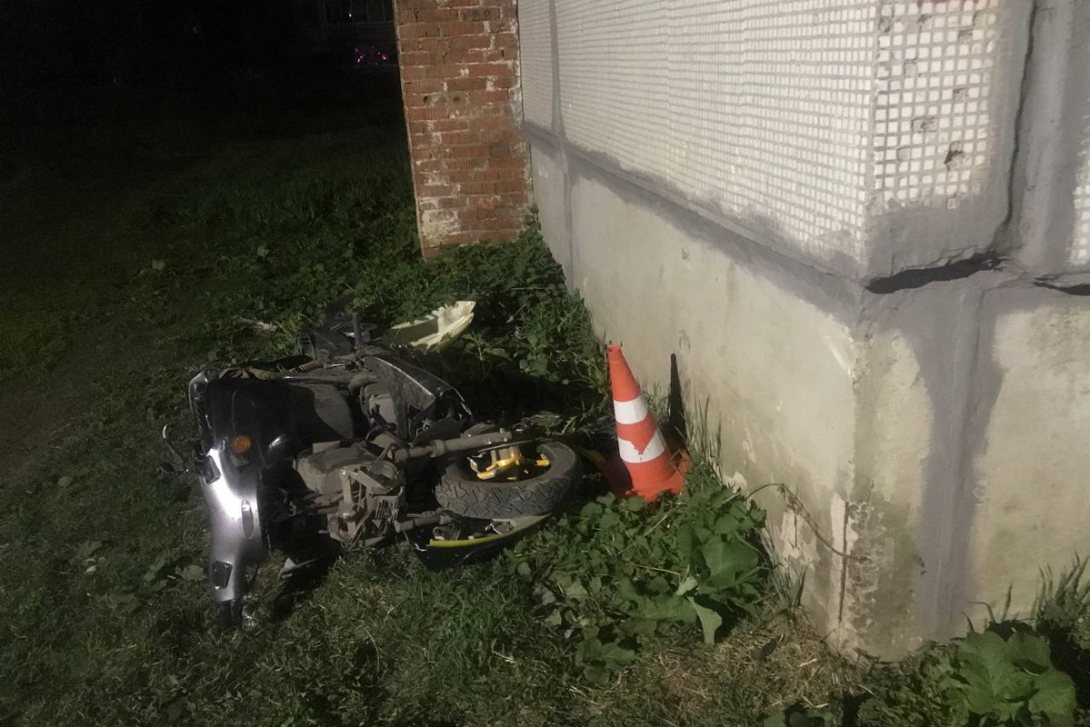 В Вологодском округе пьяный водитель скутера врезался в дом