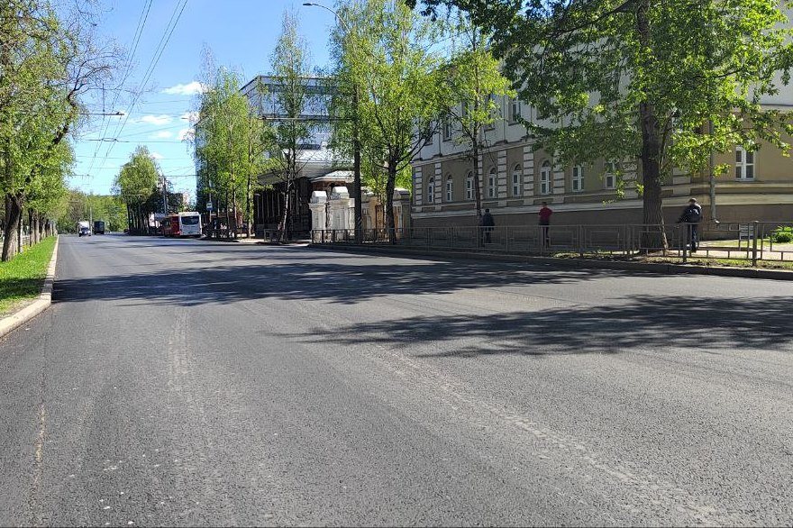 Подрядчик завершает ремонт проезжей части улицы Октябрьской в Вологде