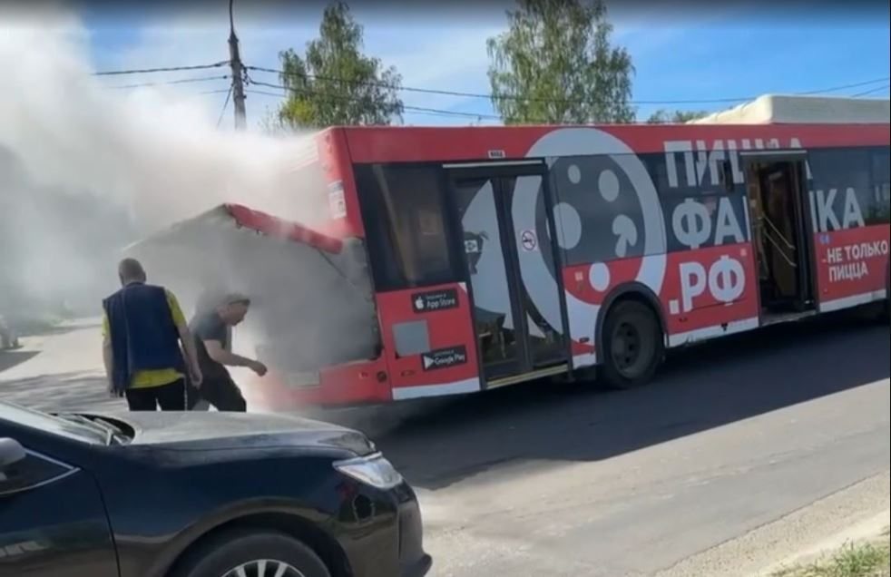 Автобус 16-го маршрута загорелся на ходу в Вологде