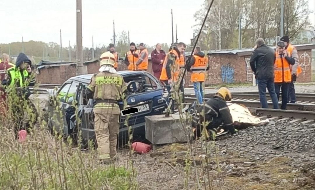 Пассажирский поезд протаранил автомобиль в Вологде