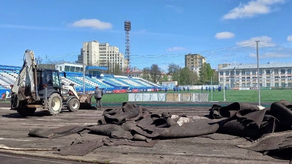 На стадионе «Динамо» в Вологде стартовал демонтаж беговых дорожек