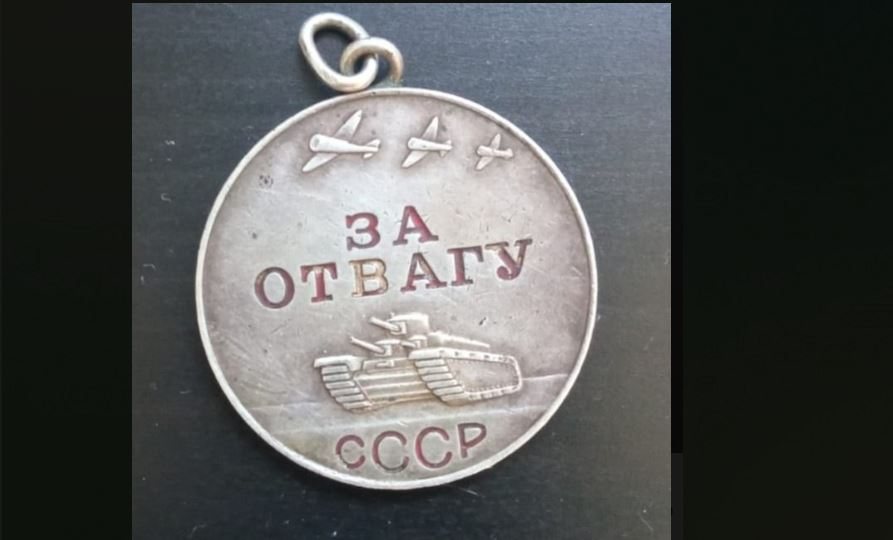 Под Вытегрой на дороге нашли медаль солдата Красной армии