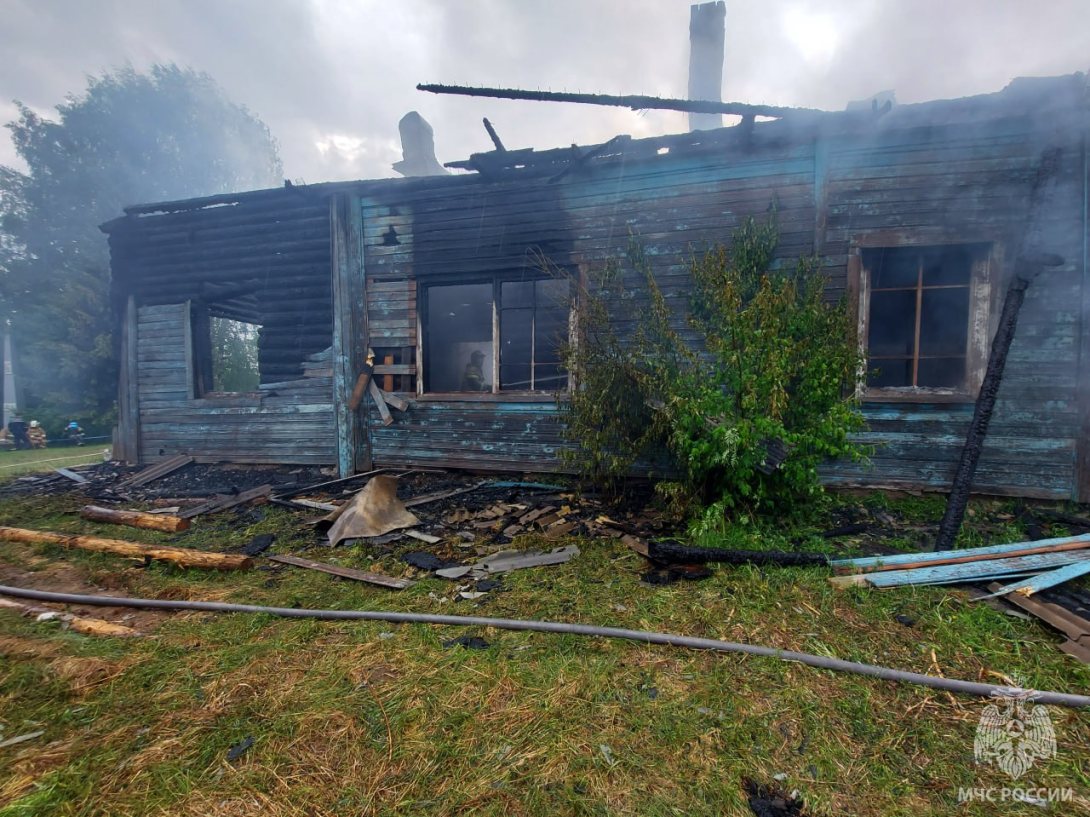 Молнии накануне сожгли три дома в Вологодской области