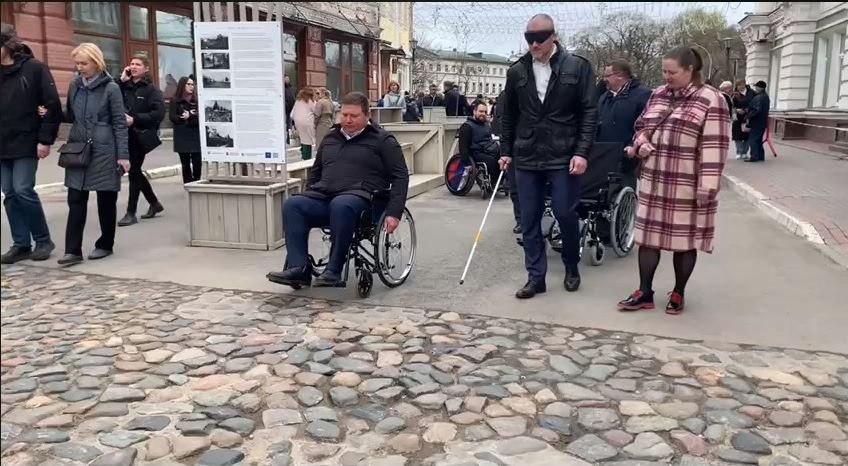 Чиновники Вологды «стали» инвалидами и прогулялись по центру города