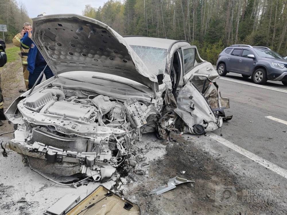 Водитель легковушки пострадал в аварии с фурой в Череповецком районе
