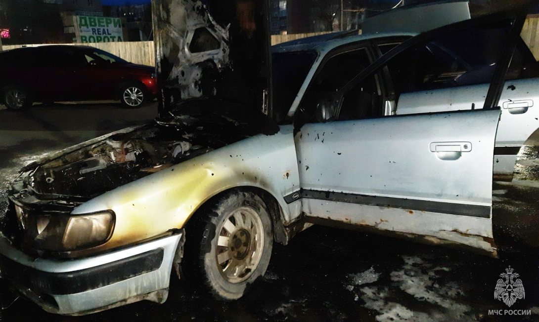 В Вологде автомобиль вспыхнул прямо во время парковки