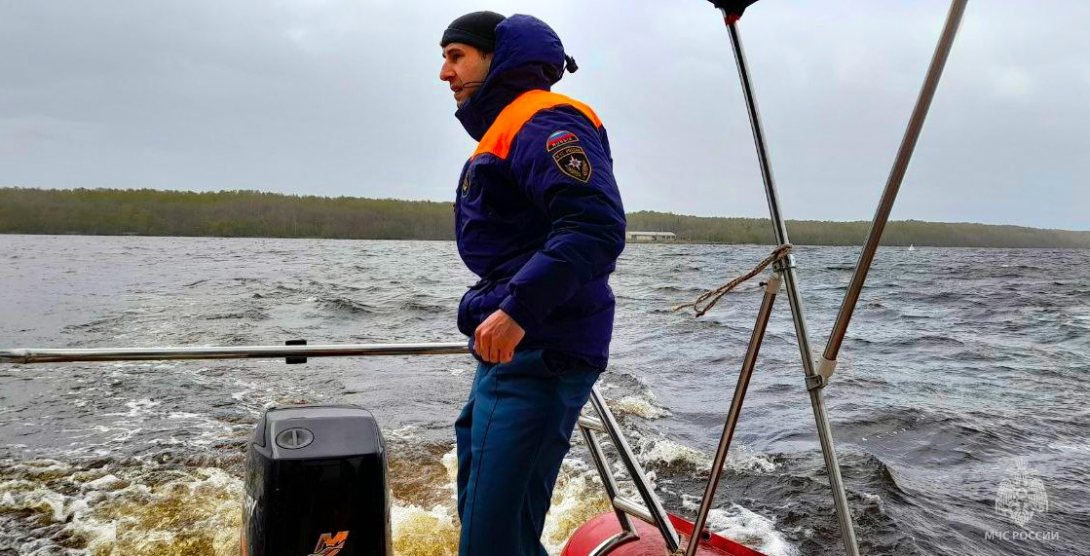 В Шекснинском районе спасатели четвертый день ищут утонувшего рыбака