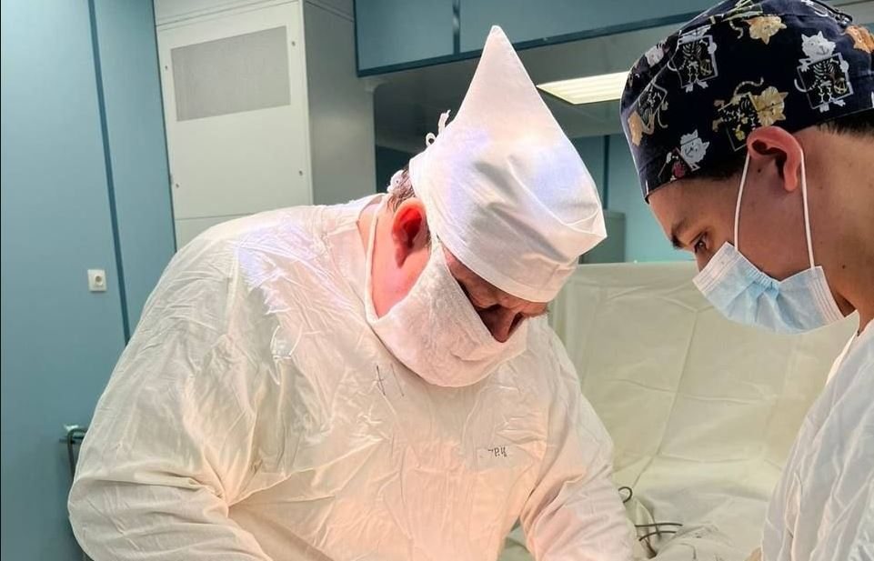 Вологодские врачи пришили мужчине отрезанную циркуляркой руку
