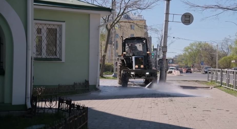 Городские улицы Вологды начали мыть шампунем