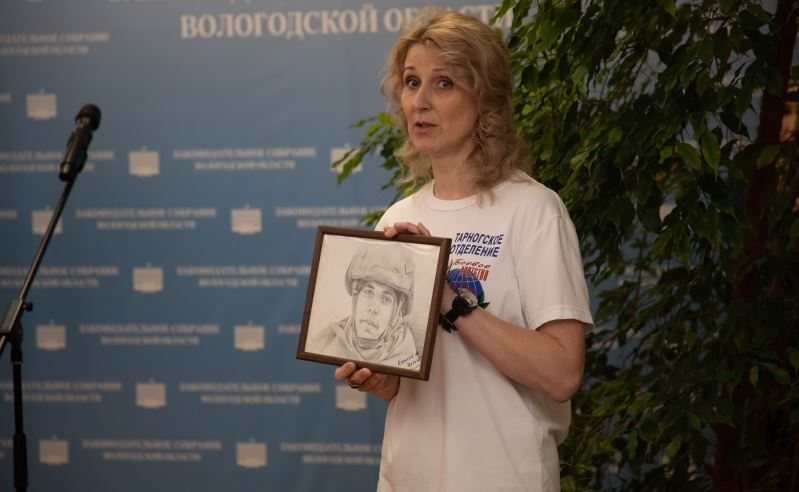В Законодательном собрании области открылась выставка портретов-героев СВО