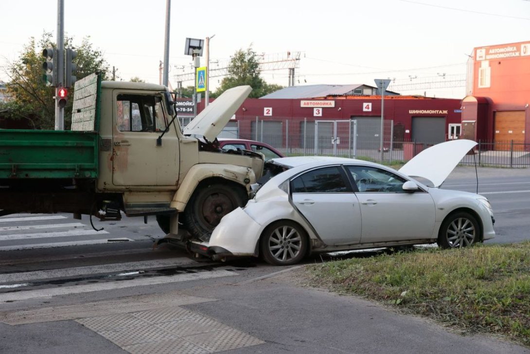 Пьяный водитель грузовика раздавил колесом легковушку в Вологде