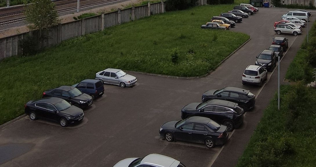 Жители многоквартирного дома Вологды могут лишиться парковки